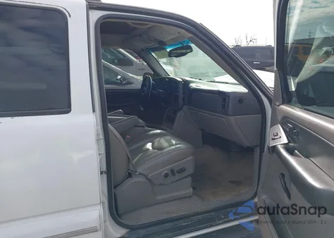 2003 Chevrolet Suburban 1500 Lt z USA, uszkodzony, nr VIN 1GNFK16Z03J101593